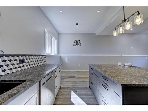 A/B-5333 76 Street, Red Deer, AB - Indoor Photo Showing Kitchen With Upgraded Kitchen