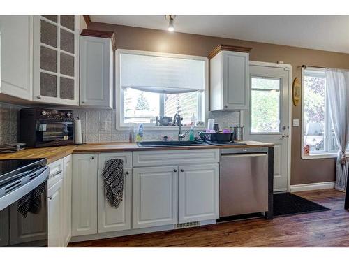 5238 45 Avenue, Rimbey, AB - Indoor Photo Showing Kitchen