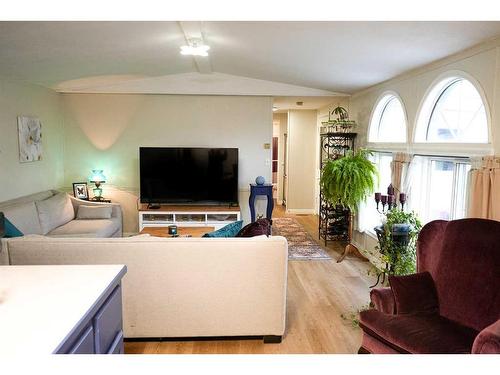 5016 47 Street, Hardisty, AB - Indoor Photo Showing Living Room