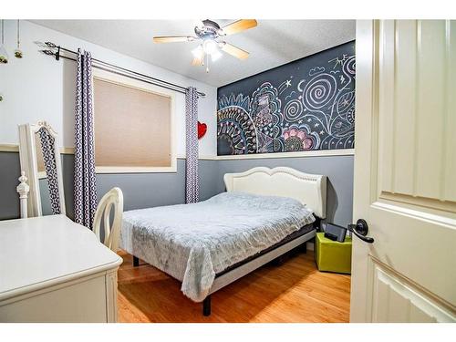 100 Vincent Close, Red Deer, AB - Indoor Photo Showing Bedroom