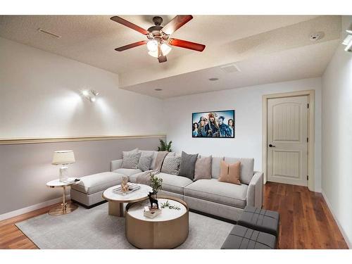 100 Vincent Close, Red Deer, AB - Indoor Photo Showing Living Room