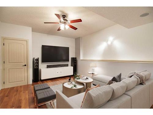 100 Vincent Close, Red Deer, AB - Indoor Photo Showing Living Room