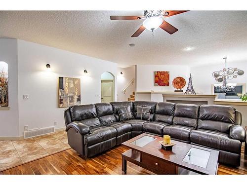 100 Vincent Close, Red Deer, AB - Indoor Photo Showing Living Room