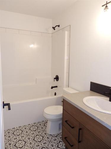 45 Inglis Crescent, Sylvan Lake, AB - Indoor Photo Showing Bathroom