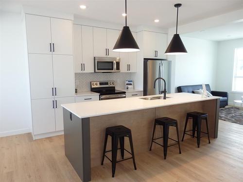 45 Inglis Crescent, Sylvan Lake, AB - Indoor Photo Showing Kitchen With Double Sink With Upgraded Kitchen