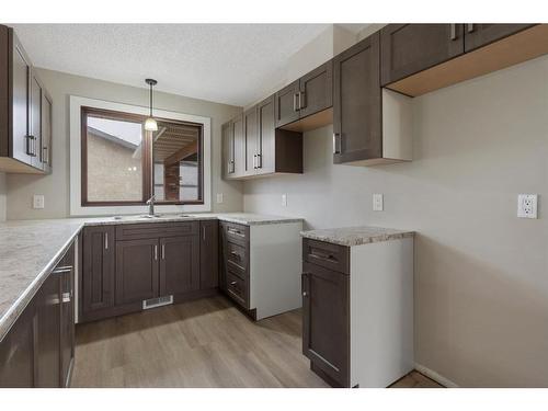 112 Sanden Street, Bawlf, AB - Indoor Photo Showing Kitchen