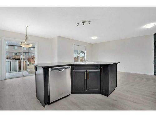 28 Almond Crescent, Blackfalds, AB - Indoor Photo Showing Kitchen