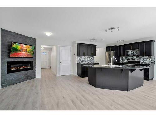 28 Almond Crescent, Blackfalds, AB - Indoor Photo Showing Kitchen With Stainless Steel Kitchen With Upgraded Kitchen