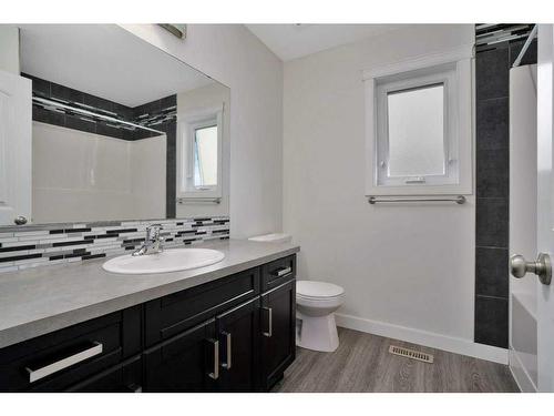 28 Almond Crescent, Blackfalds, AB - Indoor Photo Showing Bathroom