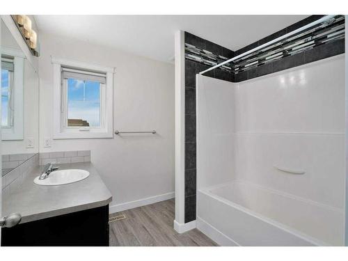 28 Almond Crescent, Blackfalds, AB - Indoor Photo Showing Bathroom