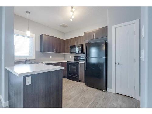 164 Hampton Close, Penhold, AB - Indoor Photo Showing Kitchen