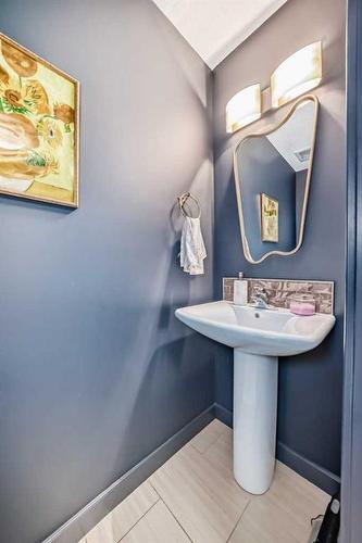 2 Grove Close, Red Deer, AB - Indoor Photo Showing Bathroom