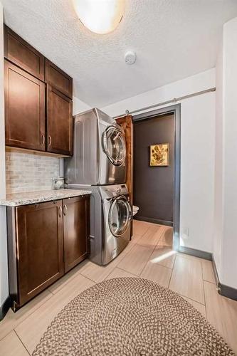 2 Grove Close, Red Deer, AB - Indoor Photo Showing Laundry Room