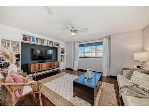 2 Grove Close, Red Deer, AB - Indoor Photo Showing Living Room