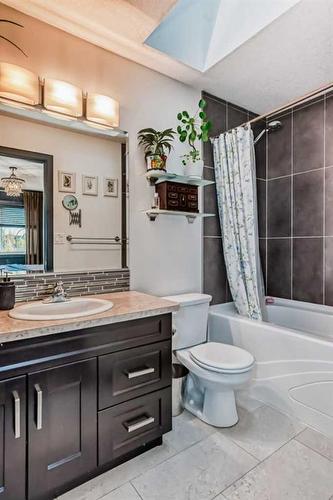 2 Grove Close, Red Deer, AB - Indoor Photo Showing Bathroom