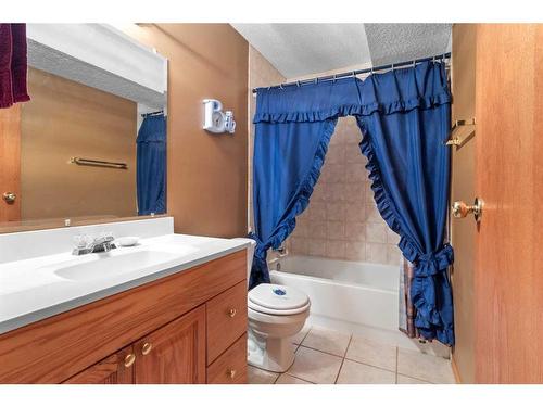 13 Westwood Court South, Sylvan Lake, AB - Indoor Photo Showing Bathroom