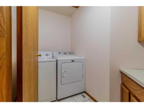 13 Westwood Court South, Sylvan Lake, AB - Indoor Photo Showing Laundry Room