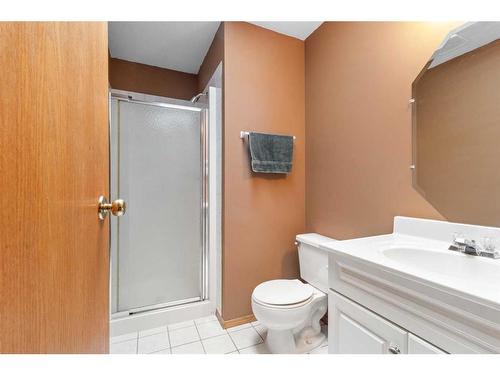 13 Westwood Court South, Sylvan Lake, AB - Indoor Photo Showing Bathroom