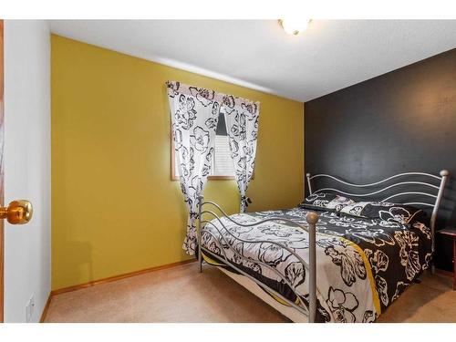 13 Westwood Court South, Sylvan Lake, AB - Indoor Photo Showing Bedroom