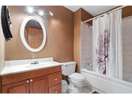 13 Westwood Court South, Sylvan Lake, AB - Indoor Photo Showing Bathroom