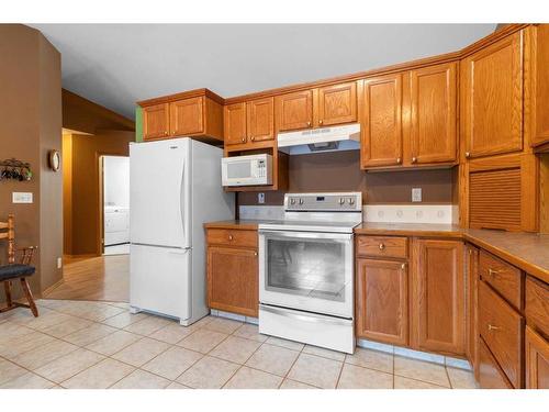 13 Westwood Court South, Sylvan Lake, AB - Indoor Photo Showing Kitchen