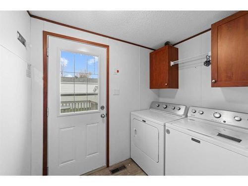 4910 52 Street, Lougheed, AB - Indoor Photo Showing Laundry Room