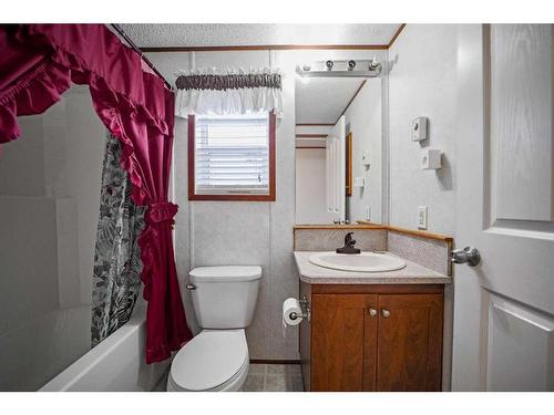 4910 52 Street, Lougheed, AB - Indoor Photo Showing Bathroom