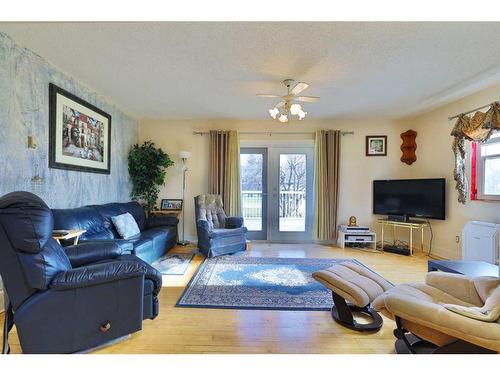 113 Vrolson Road, Bawlf, AB - Indoor Photo Showing Living Room