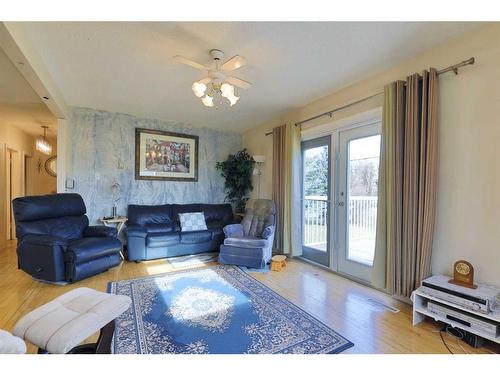 113 Vrolson Road, Bawlf, AB - Indoor Photo Showing Living Room