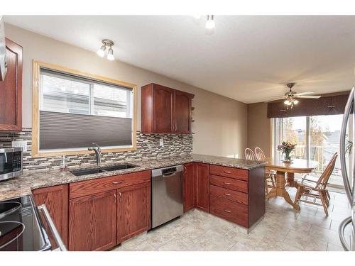 122 Langford Crescent, Red Deer, AB - Indoor Photo Showing Kitchen With Double Sink With Upgraded Kitchen