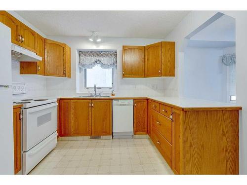 37 Liberty Close, Lacombe, AB - Indoor Photo Showing Kitchen