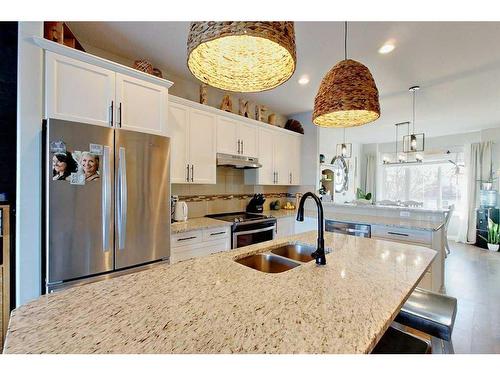 108-5210 Lakeshore Drive, Sylvan Lake, AB - Indoor Photo Showing Kitchen With Double Sink With Upgraded Kitchen