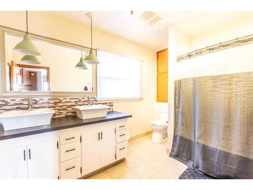 4607 55 Street, Stettler, AB - Indoor Photo Showing Bathroom