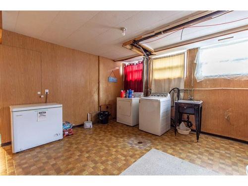 4607 55 Street, Stettler, AB - Indoor Photo Showing Laundry Room