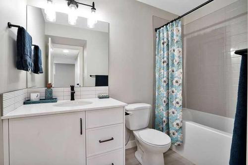 54 Irvin Way, Sylvan Lake, AB - Indoor Photo Showing Bathroom