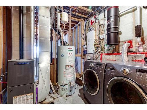 81 Portway Close, Blackfalds, AB - Indoor Photo Showing Laundry Room