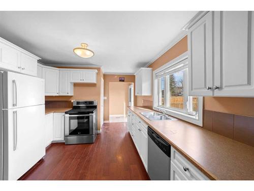 4930 48 Street, Sedgewick, AB - Indoor Photo Showing Kitchen With Double Sink