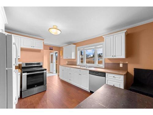 4930 48 Street, Sedgewick, AB - Indoor Photo Showing Kitchen With Double Sink