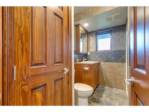 17 Oak Avenue, Okotoks, AB - Indoor Photo Showing Bathroom