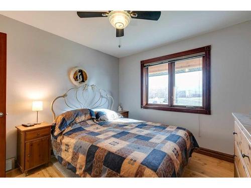 17 Oak Avenue, Okotoks, AB - Indoor Photo Showing Bedroom