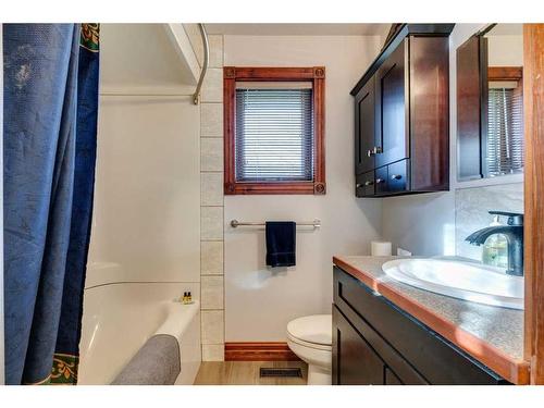 17 Oak Avenue, Okotoks, AB - Indoor Photo Showing Bathroom