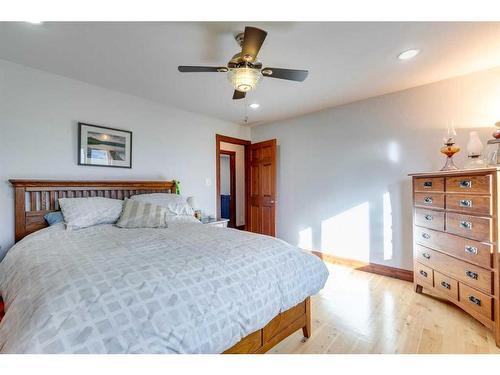 17 Oak Avenue, Okotoks, AB - Indoor Photo Showing Bedroom