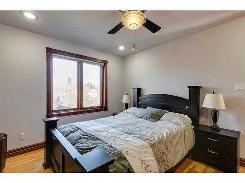 17 Oak Avenue, Okotoks, AB - Indoor Photo Showing Bedroom