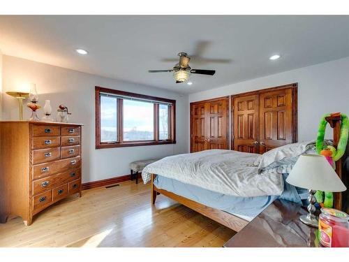 17 Oak Avenue, Okotoks, AB - Indoor Photo Showing Bedroom