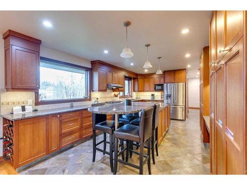 17 Oak Avenue, Okotoks, AB - Indoor Photo Showing Kitchen