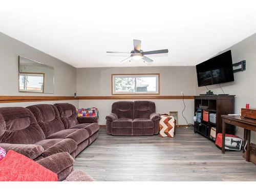 27110 Township Road 395, Rural Lacombe County, AB - Indoor Photo Showing Living Room