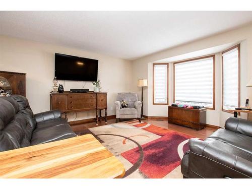 27110 Township Road 395, Rural Lacombe County, AB - Indoor Photo Showing Living Room