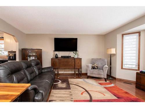 27110 Township Road 395, Rural Lacombe County, AB - Indoor Photo Showing Living Room