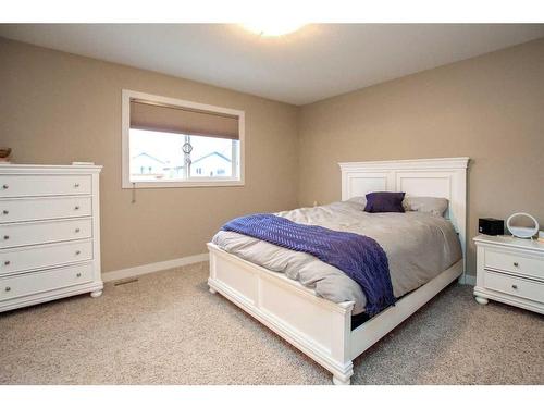 199 Cedar Square, Blackfalds, AB - Indoor Photo Showing Bedroom