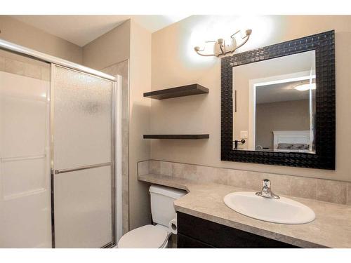 199 Cedar Square, Blackfalds, AB - Indoor Photo Showing Bathroom